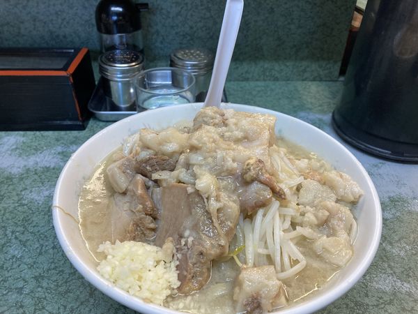 「ぶた入りラーメン」@ラーメン二郎 新宿小滝橋通り店の写真