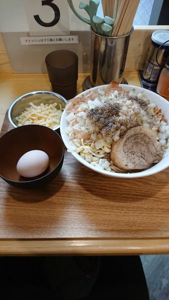「まぜそばジャンク+チーズ」@らーめん おうかの写真