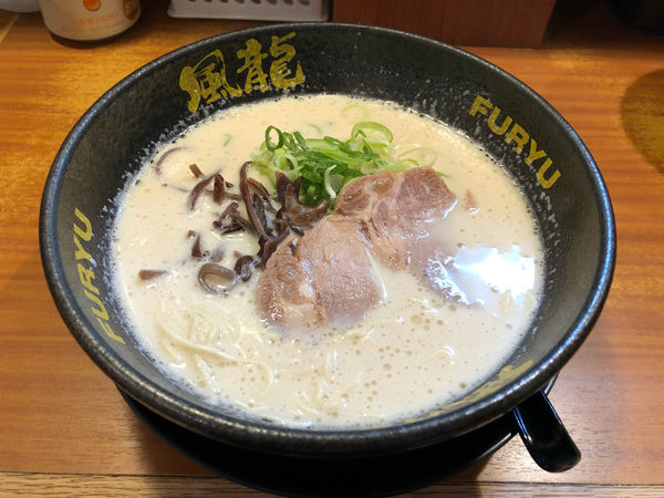「とんこつラーメン」@とんこつラーメン博多風龍 新宿東口店の写真