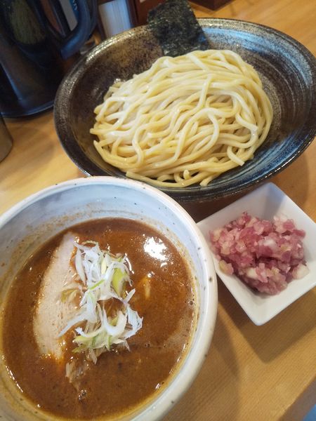「辛つけ麺(中盛)950円玉ねぎ50円」@つけ麺 大武の写真