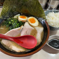 特製ラーメン（麺固め）930円+サービス小ライス