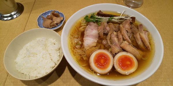 「親鶏中華そば+チャーシュー+親皮+自家製煮卵+ライス」@手打 親鶏中華そば 綾川の写真