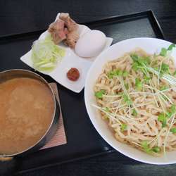 濃厚煮干しミルクつけ麺（800円）