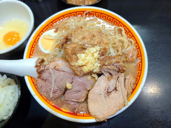 「ラーメン(豚2枚・半玉子)+玉ねぎ」@えどもんどの写真