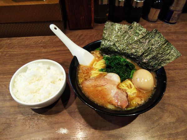 「味玉ラーメン税込830円 サービスライス」@麺達 うま家の写真