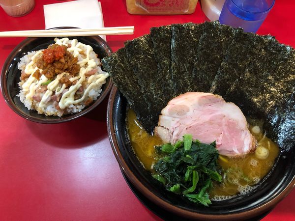 「ラーメン中、のり、賄い飯」@家系ラーメン とらきち家の写真