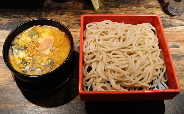 「白鶏カレーつけ麺(太麺)【限定】+烏龍煮玉子」@屋台らーめん 鷹流 高田馬場店の写真