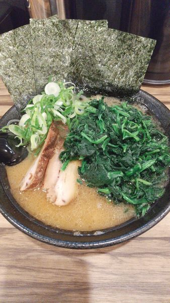 「ラーメン(トッピング：チャーシュー、ほうれん草)」@横浜家系ラーメン まる金 石川家の写真