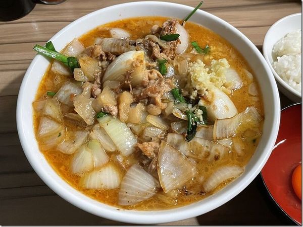 「ヒノスタ(辛さ2、麺半分、無料トッピングしょうが・あぶら)」+「こだわり卵」+「小ライス」