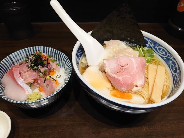 「ワンタン麺＋日替わり海鮮丼(鮪鰤いくら)」@寿製麺 よしかわ 西台駅前店の写真