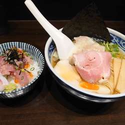 ワンタン麺＋日替わり海鮮丼(鮪鰤いくら)