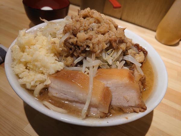 「ラーメン薄味硬め＋豚マシ　ニンニクマシマシアブラマシマシ」@ラーメン緑山の写真