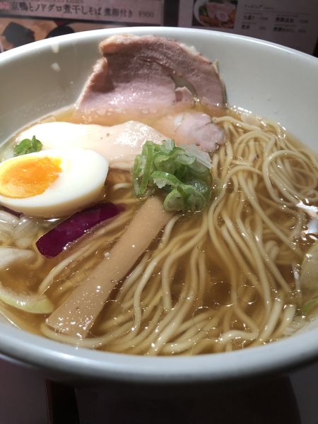 「京鴨とノドクロ煮干しそば　煮玉子付き」@拳ラーメンの写真