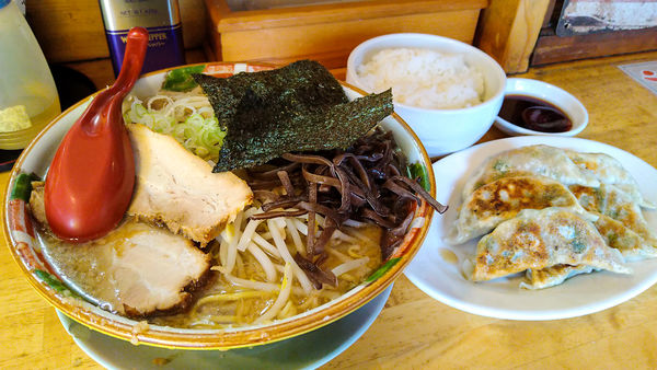 「魚介豚骨醤油らーめん大+餃子(6個)+ライス大」@パワー軒の写真