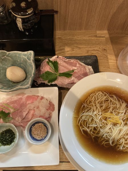 「追込み鰹出汁拉麺　醤油　カツオ玉付き、肩ロースチャーシュー」@麺と向かって鰹の写真