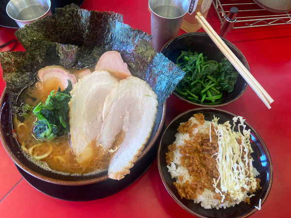 「チャーシューメン3枚中盛　海苔　バラチャーシュー2枚　純生ほうれ」@柏 王道家の写真