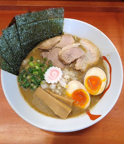 「(限定) 煮干しラーメン 850円＋味玉・海苔 各100円」@らーめん・油そば 笑びすの写真