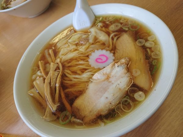 「中華そば 中 手打ち麺 600円、ワンタン100円」@中華そば すわの写真