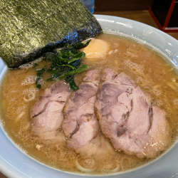 中盛かため多め＋チャーシュー＋のり増し＋たまご