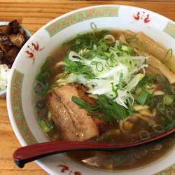 鶏醤油ラーメン　730円　ランチライス　80円