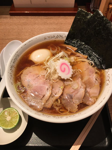 「特製中華そば+チャーシューご飯+すだち」@中華そば 勝本の写真