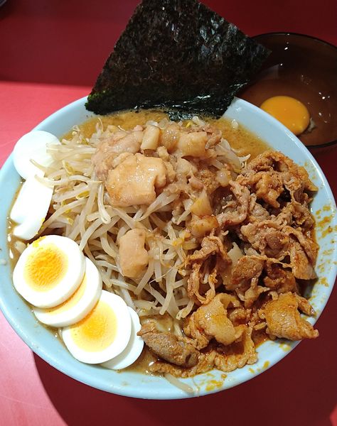 「辛肉味噌ラーメン(限定)＋生卵」@蒙麺 火の豚の写真