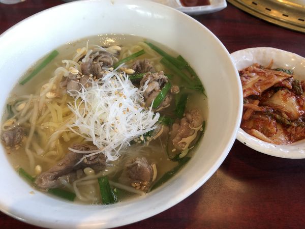 「和牛すじ塩ラーメン&キムチ」@カルビの王国 高津店の写真