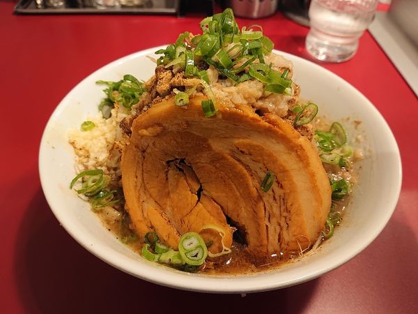 「ラーメン濃厚ミニ ニンニク少し アブラ ネギ 魚粉」@豚らーめん ミドリカワの写真