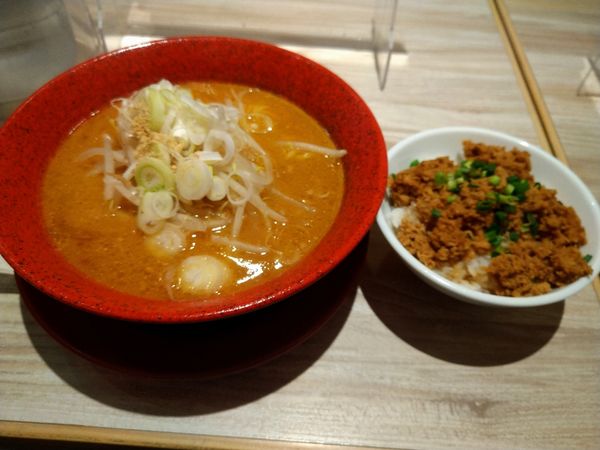 「みそラーメン（760円）＋鶏そぼろ丼（70円）」@みそ吟 鶴舞店の写真