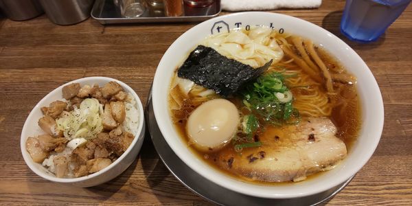 「味玉醤油の旨味ソバ+皮ワンタン+ブタめし」@Tomboの写真