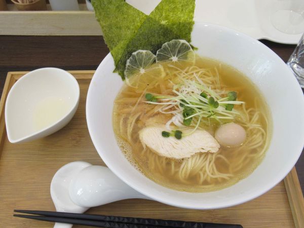 「れもん塩らーめん（880円）」@蒸し料理とワインの店 味風の写真