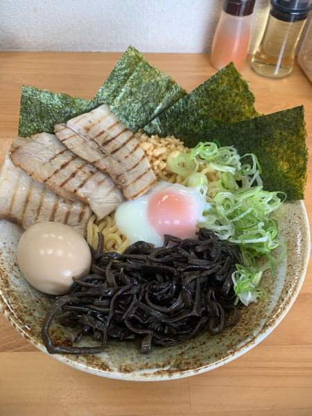 「油そば＋大盛り＋全部のせ」@つけ麺・ら〜めん 辰寅 宗像店の写真