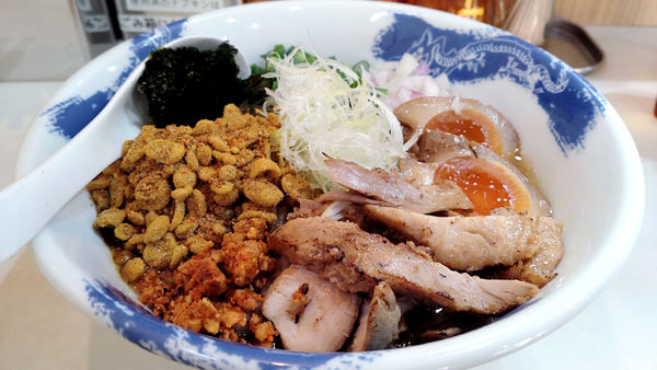 「【昼】限定：カレー煮干しまぜそば（味玉入り）」@麺屋 扇 SENの写真