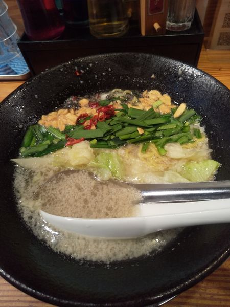 「【限定】ニラだくマルチョウらぁめん～塩仕立て～1100円」@らぁ麺屋 つなぎの写真