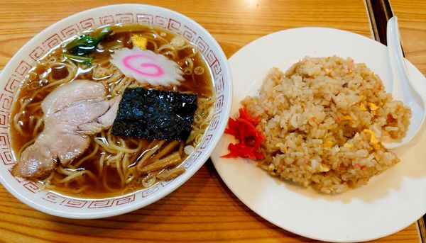 「チャーハンセット（半チャーハン　ラーメン）780円」@宝来家の写真
