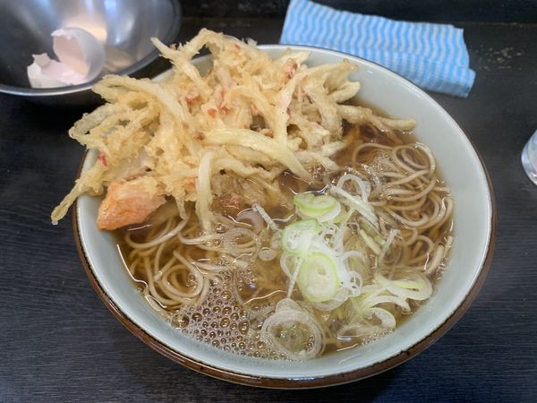 「かき揚げそば(390円)+生卵(サービス)」@文殊 両国駅前店の写真