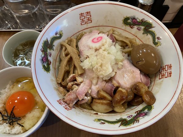 「油そは大盛り＋味玉＋ローストニンニク＋トリュフ玉子かけご飯」@MENクライの写真