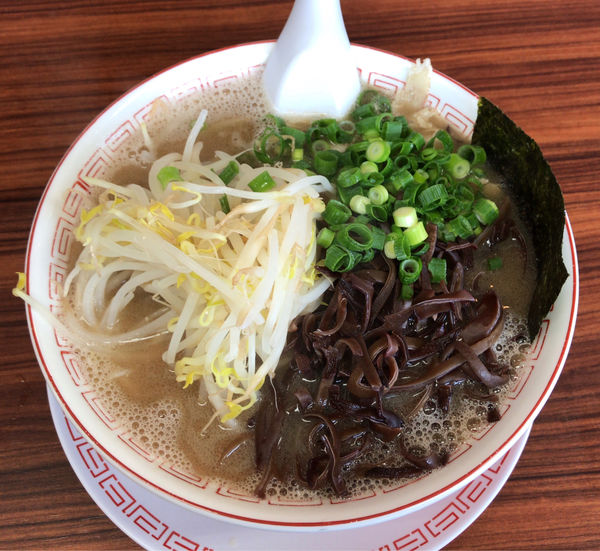 「ラーメン+もやし+キクラゲ（880円）」@しぇからしか 此花店の写真