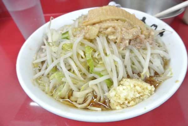 「ラーメン700円硬めニンニク脂生卵50円」@ラーメン二郎 越谷店の写真