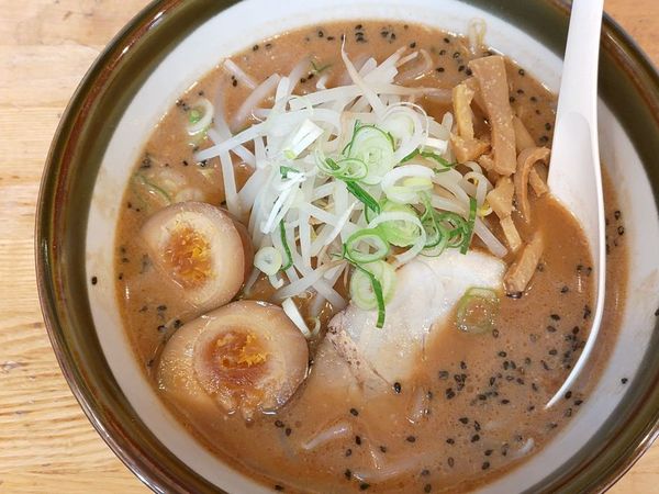 「味噌らーめん（太麺）＋味玉」@つけ麺 豚野郎の写真