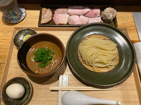 「ミニつけめん、特選全部乗せ、塩と酢橘、比内地鶏半熟味玉」@中華蕎麦 とみ田の写真