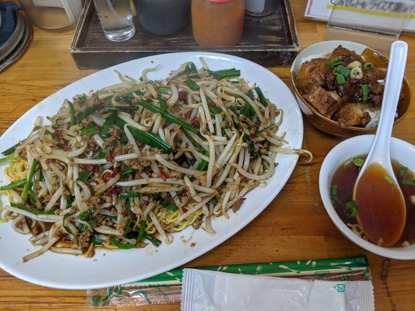 「皿台湾　750円　特盛220円　+チャーシュー丼230円」@人生餃子の写真