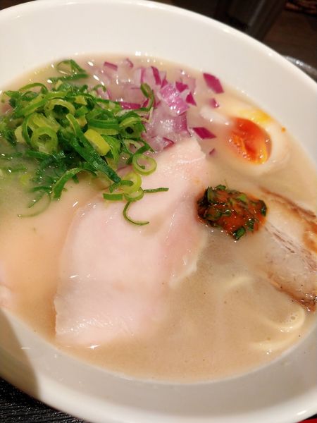 「味玉入り超濃厚牛白湯らぁ麺・鶏チャーシュー増し」@らぁ麺 かりん 西宮北口店の写真