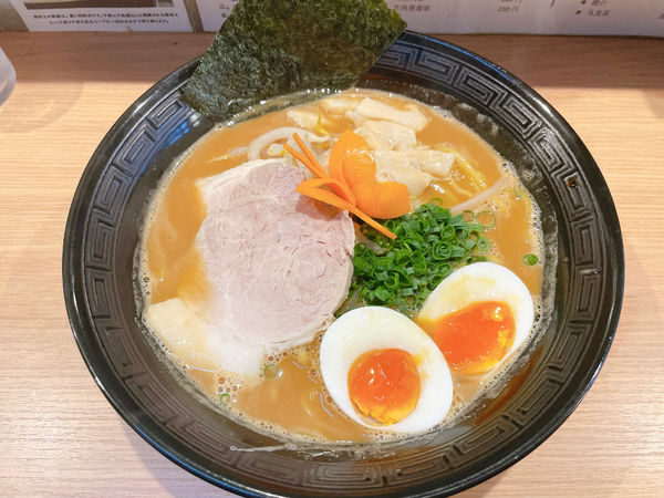 「黒らーめん　味卵」@らーめん渡邉の写真