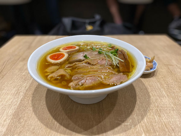 「親鶏中華そば、チャーシュー、親皮、煮卵」@手打 親鶏中華そば 綾川の写真