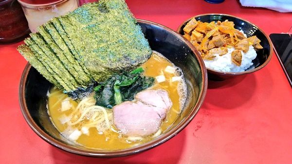 「ラーメン(麺硬め・味濃いめ)＋海苔･ライス並」@らーめん 谷瀬家 新橋店の写真