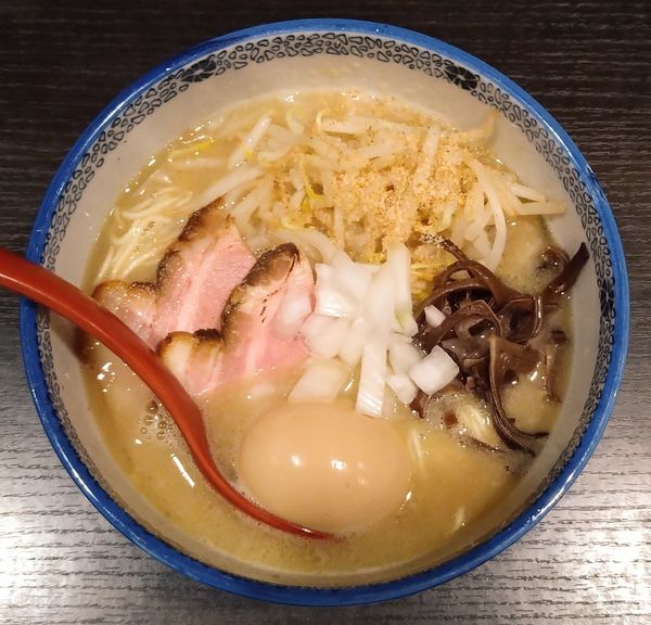 「豚骨らーめん(塩)＋味玉＋替玉」@三鷹食堂いなりの写真