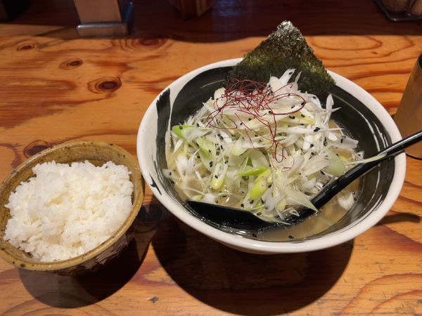 「塩ねぎ鶏そば(950円)+白飯(100円)」@麺場 浜虎 横浜店の写真