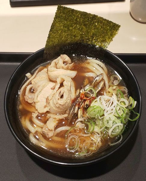 「【先行販売】凪すごい煮干し肉うどん【コラボメニュー】」@名代 富士そば 飯田橋駅前店の写真