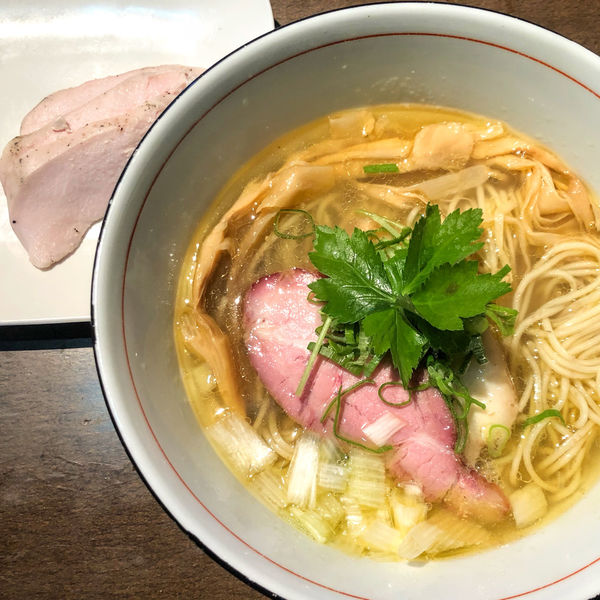 「地鶏中華そば830円 鶏ﾁｬｰｼｭｰ3枚（連食ｻｰﾋﾞｽ）」@麺や 虎徹の写真